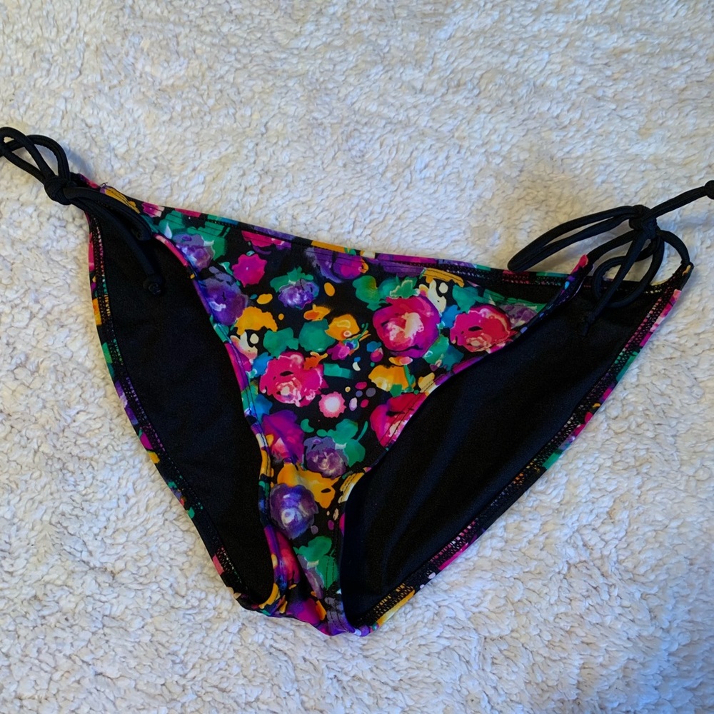 Floral Bikini - Picture 4 of 5